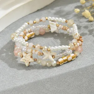 Detail eines mehrlagigen Boho-Freundschaftsarmbands mit bunten Kristallperlen und Stern