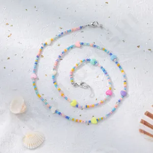 Detailansicht der bunten Brillenkette mit Makronen-Perlen und Herzanhängern im Fokus