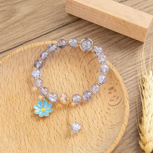 Dettaglio del bracciale di perline in cristallo lavanda con ciondolo margherita blu