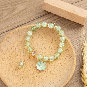 Dettaglio macro del bracciale di perle di cristallo stile bosco con ciondolo a fiore