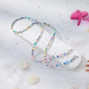 Detail von LOVE-Perlen und bunten Heishi-Perlen aus Ton an einer Sommer-Brillenkette