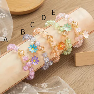 Bracciali fatti a mano con perline a margherita in cinque colori su supporto in legno