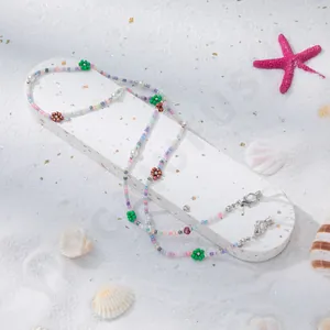 Nahaufnahme der bunten Brillen-Perlenkette mit Blumen-Dekor und Muschel-Elementen