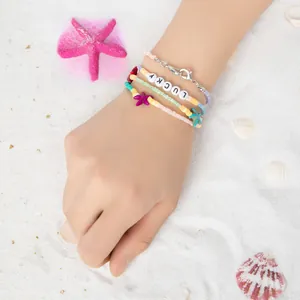 Detail von vierteiligen Strandarmbändern mit LUCKY Buchstaben und lila Sternanhänger