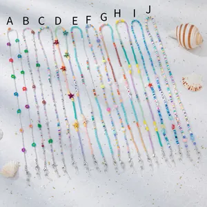 Bunte Brillenketten aus Perlen mit Blumenanhängern und Buchstabenperlen im Strandstil