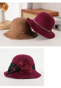 Dettagli di cappelli cloche in lana con fasce di perline e un grande fiocco di raso