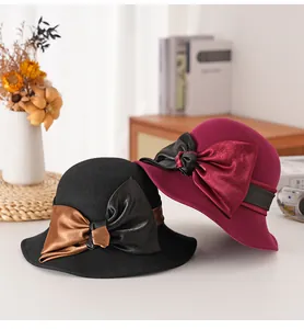 Dettaglio di cappelli cloche vintage in feltro di lana con eleganti fiocchi di raso