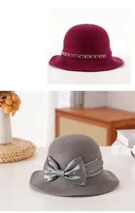 Dettaglio di cappelli in feltro di lana di lusso con eleganti perle e decorazioni a fiocco