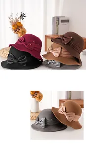 Dettaglio di cappelli cloche in lana da donna con nastro elegante e perle in stile vintage