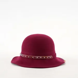 Elegante cappello cloche in feltro di lana bordeaux con perline bianche e cuciture