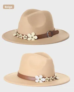 Vista dettagliata del fedora beige con cinturino in pelle marrone e fiori bianchi