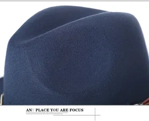 Dettaglio del cappello fedora in feltro blu navy con piega centrale e trama raffinata