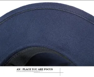 Dettaglio ravvicinato del cappello di lana blu navy con cuciture e fascia interna