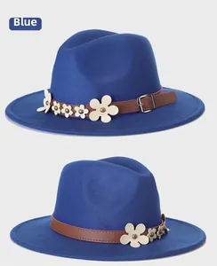 Dettaglio del cappello fedora blu reale con cintura in finta pelle e fiori bianchi