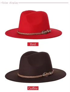 Detailansicht von Wollhüten in Rot und Kaffee mit Webband und Metallschnallen