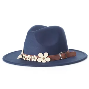 Cappello fedora in feltro blu scuro con cinturino in pelle marrone e fiori bianchi su bianco