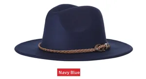 Detailansicht eines marineblauen Filzhutes mit braunem Lederband und Metallschnalle