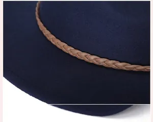 Detail eines handgewebten braunen Lederbandes an einem blauen Wollfilz-Jazzhut