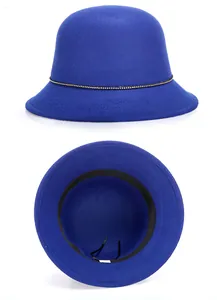 Dettaglio del cappello in feltro blu reale con catena di perle dorate e fascia regolabile