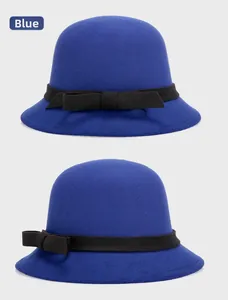 Λεπτομέρεια από μπλε μάλλινο καπέλο cloche με κομψό μαύρο διακοσμητικό φιόγκο γκρο
