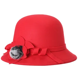 Elegante cappello cloche in lana rossa da donna con fiore e inserto in pelliccia
