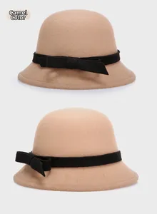 Λεπτομέρεια καμήλα τσόχινο καπέλο cloche με μαύρη κορδέλα και σταθερή κομψή υφή