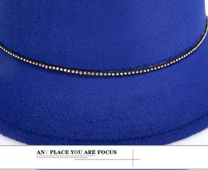 Dettaglio cappello in lana blu reale con fascia nera decorata da strass lucidi