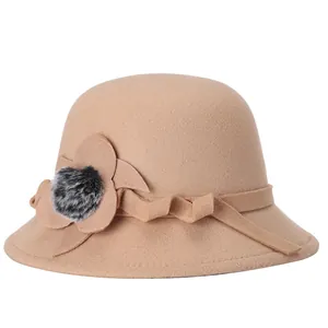 Cappello cloche in lana cammello da donna con fiore in tessuto e pompon in finta pelliccia