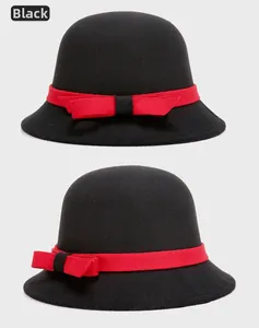 Λεπτομερής όψη μαύρου μάλλινου καπέλου cloche με κόκκινη σατέν κορδέλα και κομψό φιόγκο