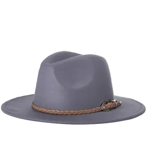 Klassischer grauer Filzhut Fedora mit braunem Lederband und dekorativer Metallschnalle