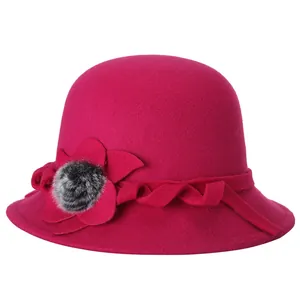Elegante cappello cloche rosso rosa in lana con decorazione floreale e pompon invernale