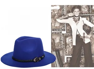 Dettaglio del cappello fedora in lana blu reale con fascia intrecciata e fibbia metallica