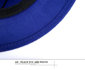 Dettaglio del cappello in feltro di lana blu reale con doppia cucitura e fascia interna