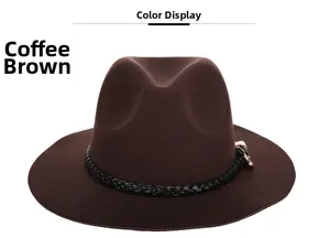 Dettaglio cappello fedora in lana marrone con fascia in pelle intrecciata e fibbia oro