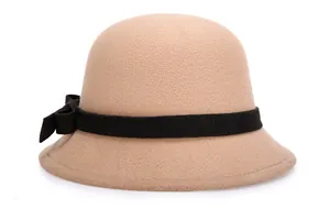 Λεπτομέρεια από κομψό μάλλινο καπέλο cloche με μαύρη κορδέλα και φιόγκο για γυναίκες