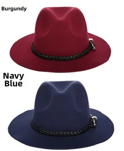 Dettaglio dei cappelli fedora in lana bordeaux e blu navy con cinturino in pelle intrecciata