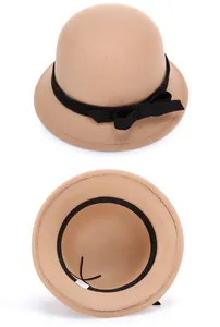 Λεπτομέρεια καμήλα μάλλινου καπέλου cloche με εσωτερική επένδυση και ρυθμιζόμενη ταινία