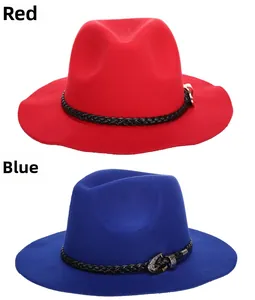 Dettagli di cappelli fedora in lana rosso e blu con fascia intrecciata e fibbie vintage