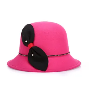 Elegante cappello cloche in lana rosso rosa con grande fiocco nero e dettagli in strass