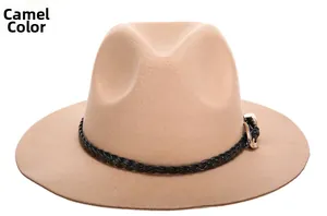 Dettaglio del cappello in lana cammello con nastro intrecciato nero e fibbia dorata