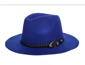 Dettaglio cappello fedora in lana blu reale con cinturino in pelle nera e fibbia argento