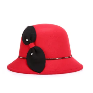 Elegante cappello cloche rosso da donna con fiocco nero e catena di strass lucidi