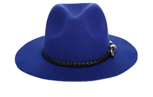 Dettaglio cappello fedora in lana con fascia intrecciata nera e fibbia in metallo argentato