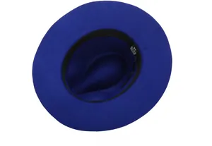 Dettaglio interno di un cappello fedora blu reale con fascia nera ed etichetta della taglia
