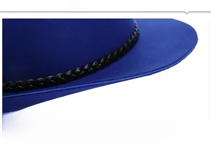 Dettaglio cappello in lana blu spessa con nastro decorativo intrecciato nero