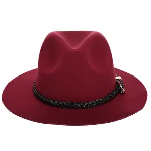 Elegante cappello fedora in lana bordeaux con fascia intrecciata nera e fibbia dorata