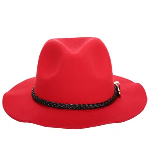 Elegante cappello fedora in feltro rosso con fascia intrecciata nera e fibbia metallica