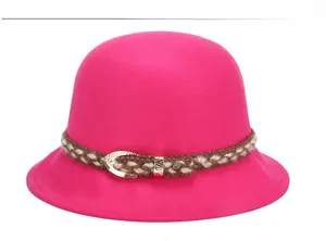 Dettaglio cappello cloche in feltro di lana rosa con nastro intrecciato e fibbia in metallo