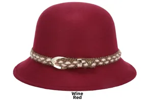Dettaglio del cappello cloche bordeaux con fascia intrecciata e fibbia in metallo oro