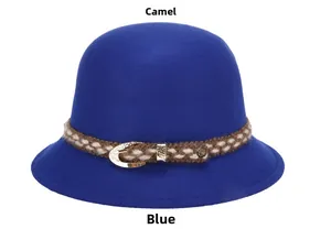Dettaglio cappello cloche in lana blu reale con fascia intrecciata e fibbia dorata